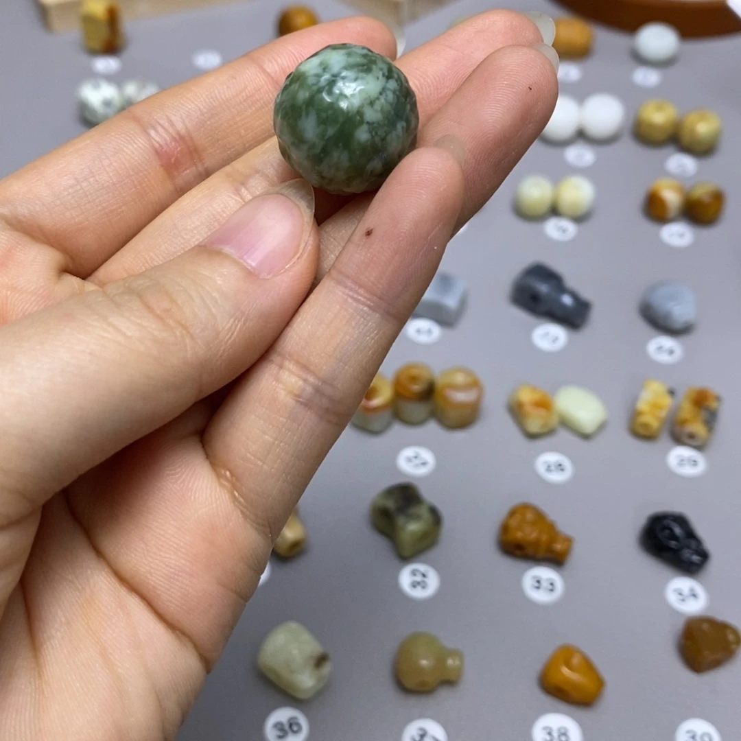 蛇纹石玉配饰合金。