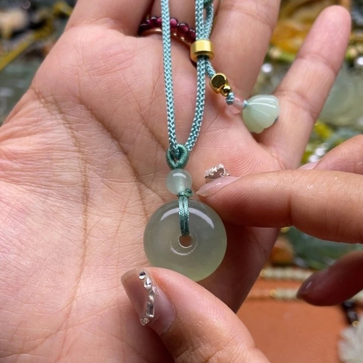 蛇纹石玉未镶嵌吊坠