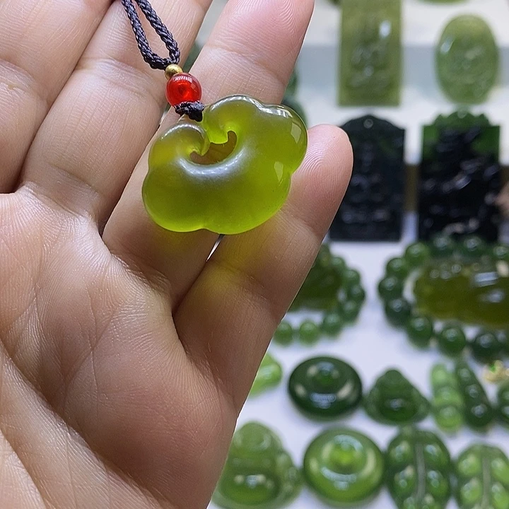 蛇纹石玉颈饰未镶嵌