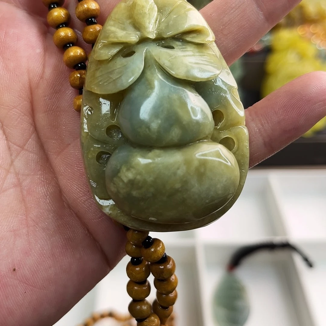 蛇纹石玉颈饰未镶嵌