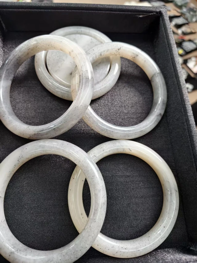 老王珠宝 和田玉 新疆黑山 手镯带镯心 多样性发一