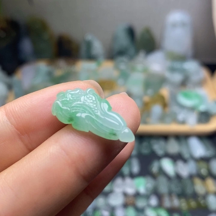 翡翠未镶嵌颈饰白菜