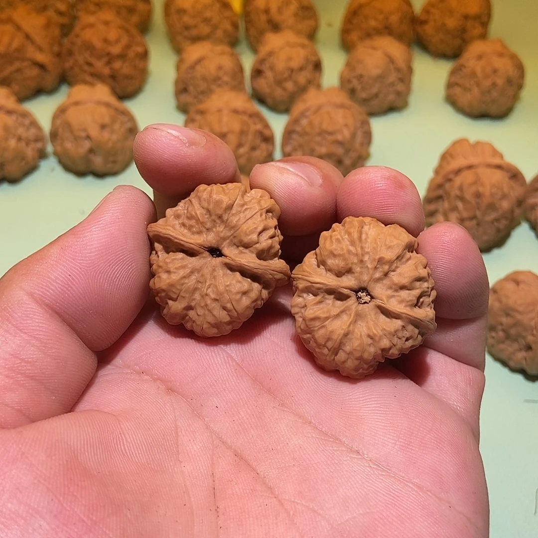 文玩核桃吊坠时***?蛤蟆头32一对