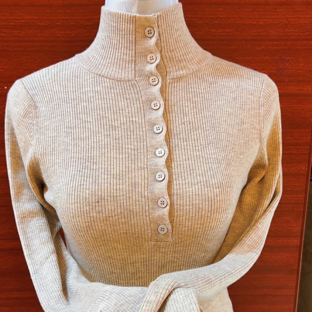 半高领针织衫女秋冬欧版单排扣设计感修身显瘦洋气百搭打底衫上衣