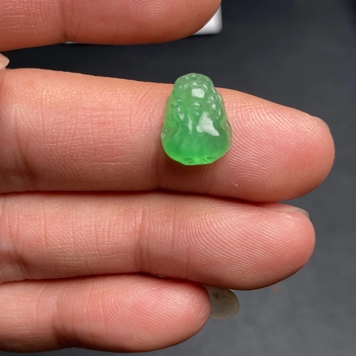 芒***果翡翠未镶嵌颈饰挂件