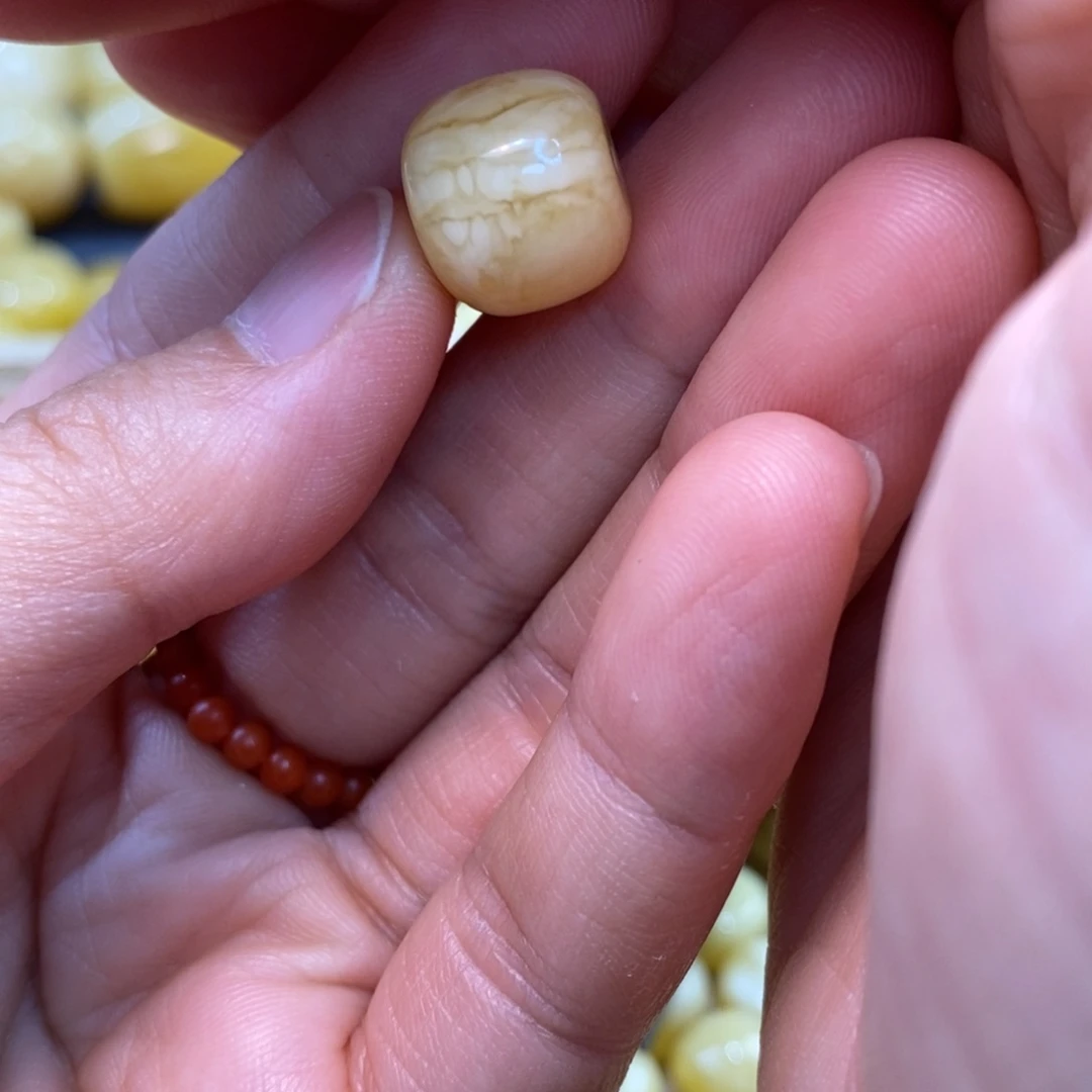 鑫***柜裸石琥珀未镶嵌原矿蜜蜡配珠