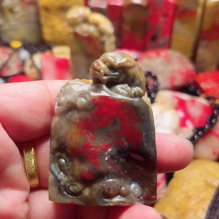 昌化鸡血石质地细腻柔软光滑