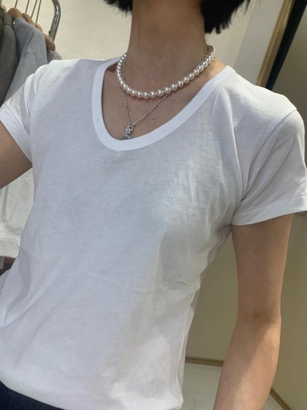 依柏杉新款V领白半袖