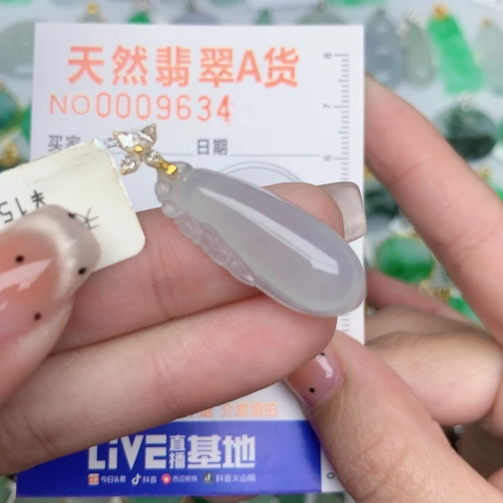 翡翠18K金镶嵌颈饰福瓜