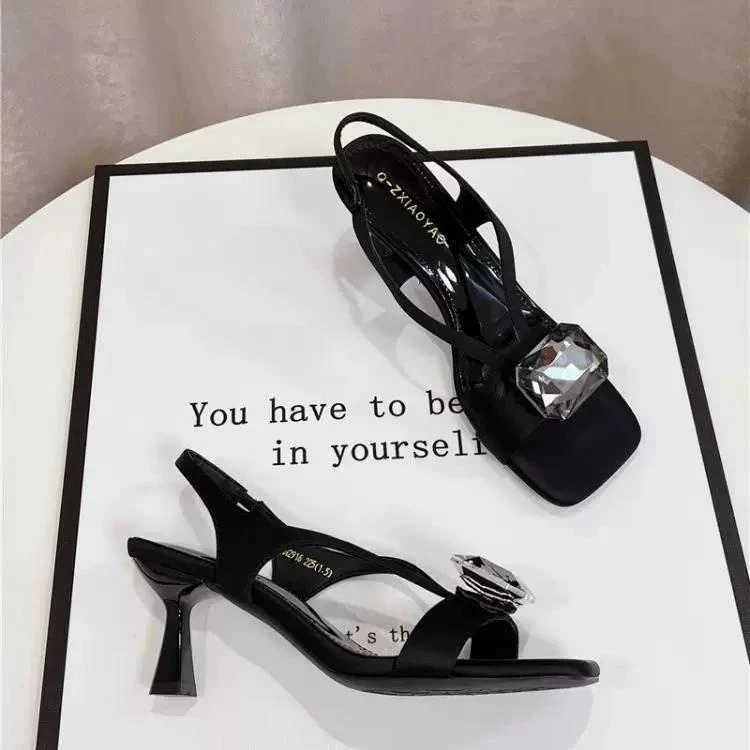 2025夏季新款时装凉鞋露趾鞋头细跟跟底橡胶鞋底一字式扣带