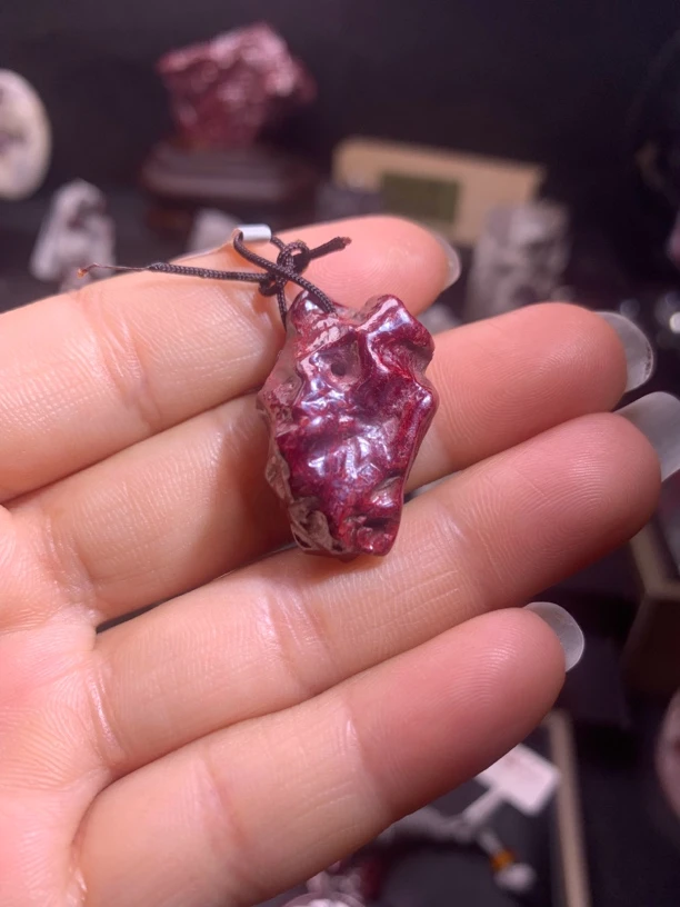 天然辰砂天然朱砂原矿吊坠