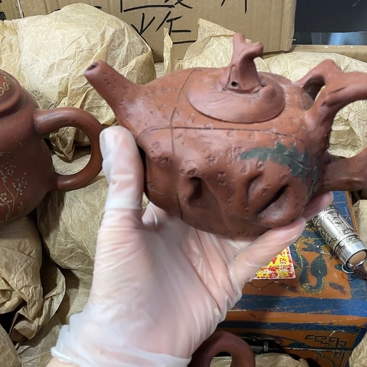 紫砂茶壶原矿泥料手工制作的一把紫砂壶。