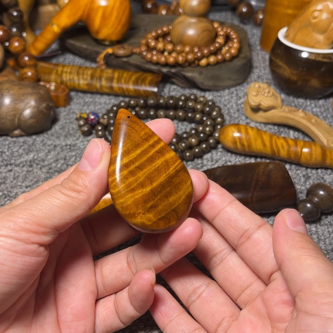 金丝楠雨滴花纹吊坠