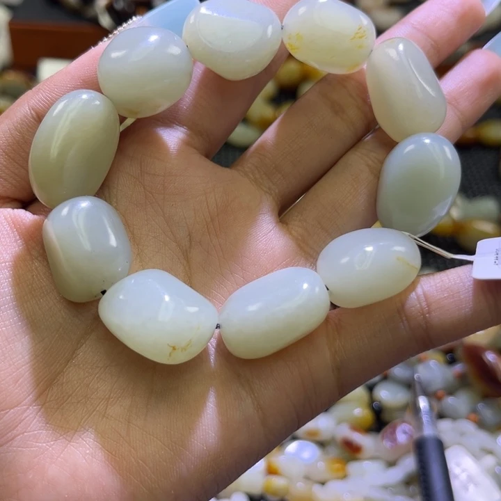 和田玉未镶嵌颈饰南**石