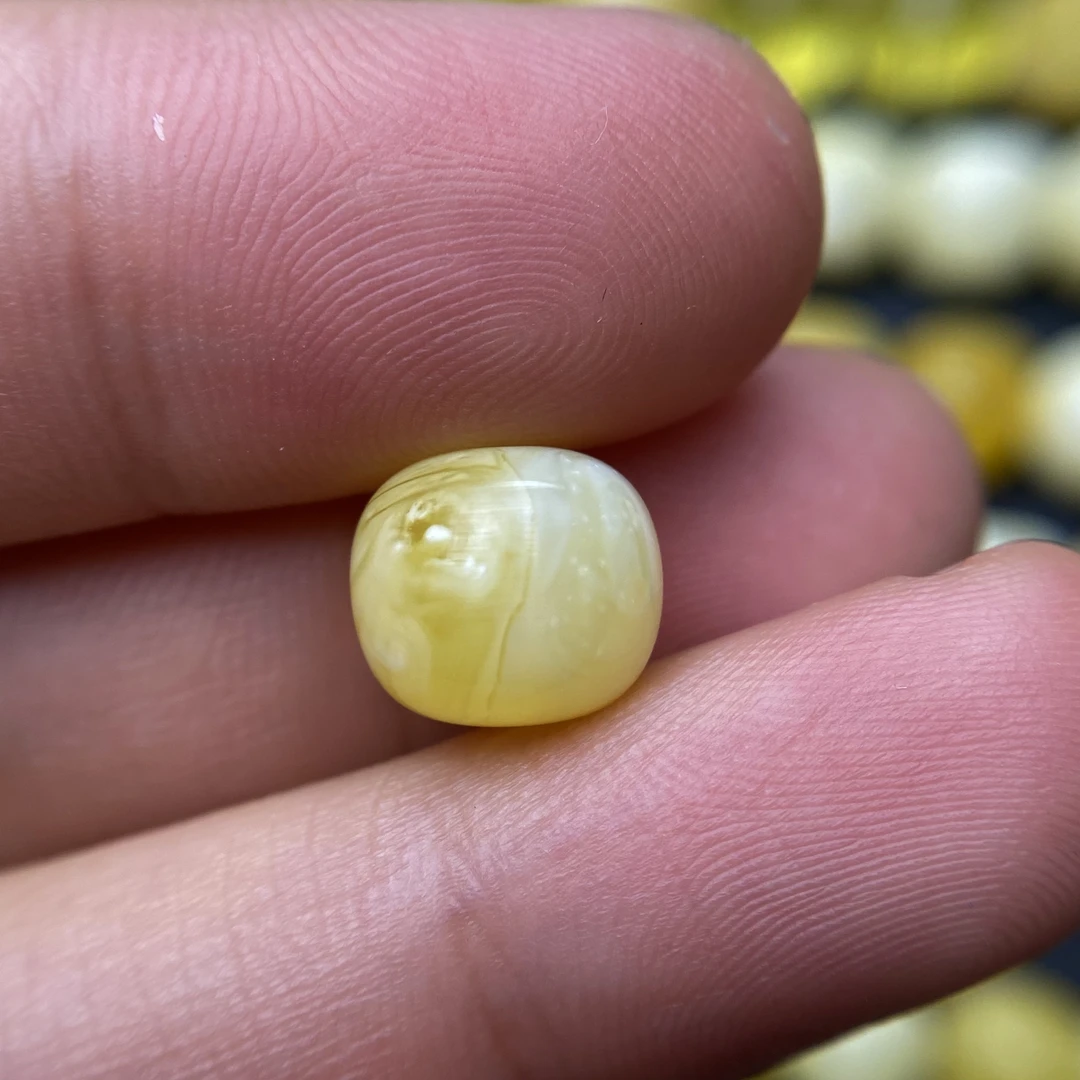 蜜蜡特色老型配饰10.2×9.0mm，黄白相间，飘小雪花，超有意境特色