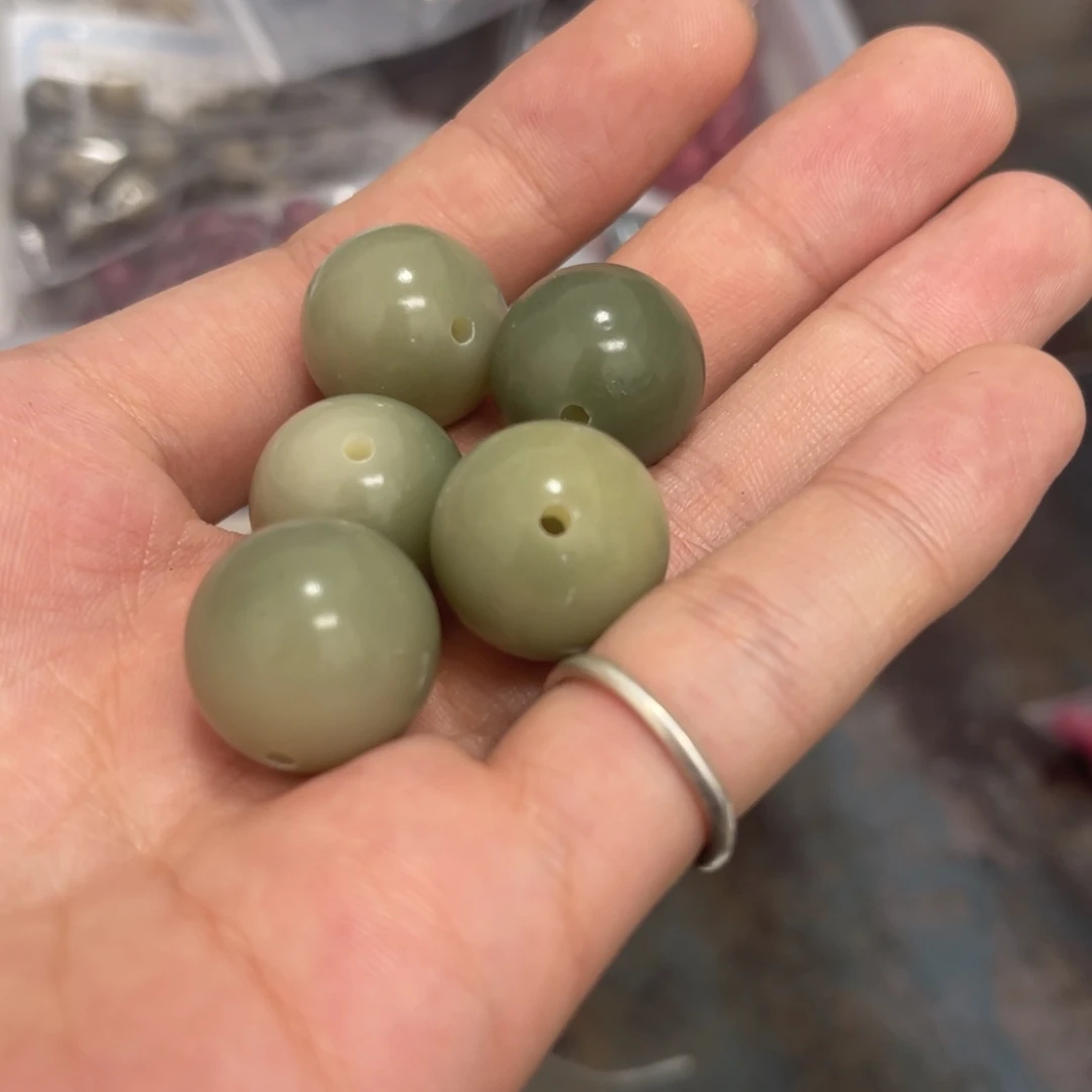 吊坠白玉菩提b18/10+3颗瑕大卡青提