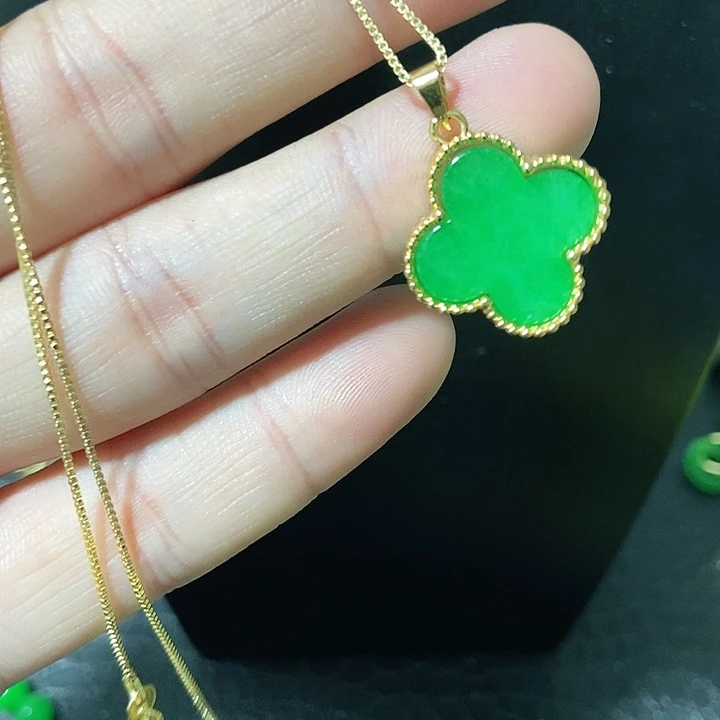 翡翠18K金镶嵌颈饰吊坠