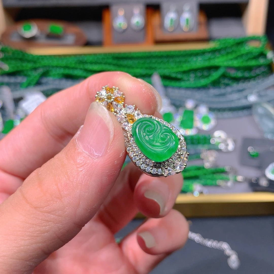 翡翠吊坠(赠链)未镶嵌天然