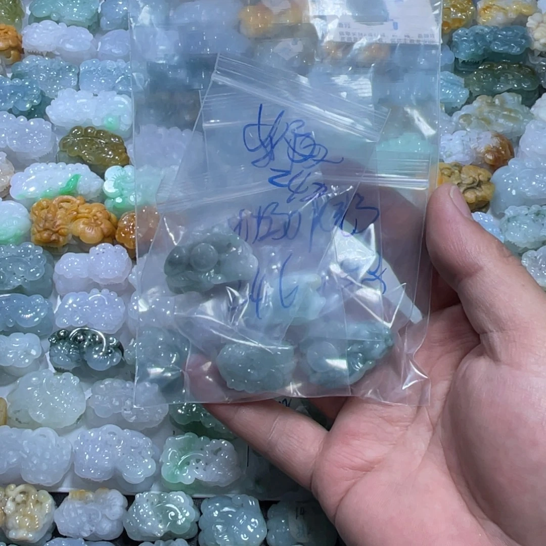 奶***包翡翠未镶嵌颈饰天然