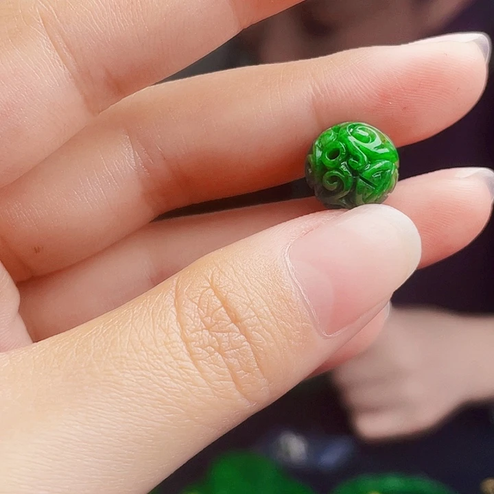 翡翠未镶嵌颈饰多样性