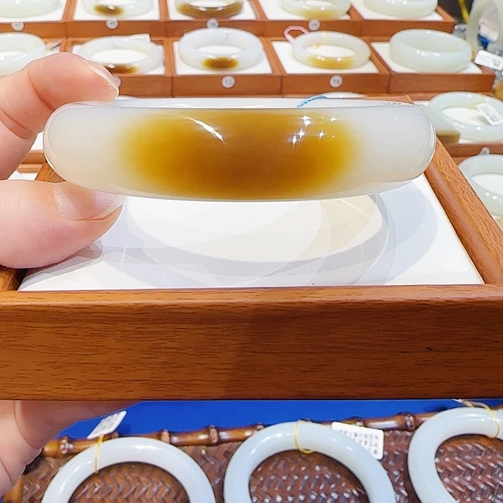 和田玉未镶嵌手镯