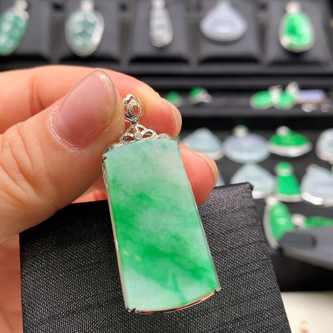 翡翠18K金镶嵌颈饰无事牌