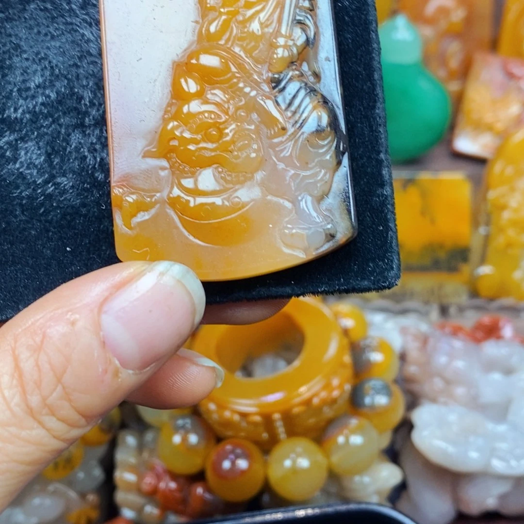 未镶嵌石英质玉（黄龙玉）颈饰