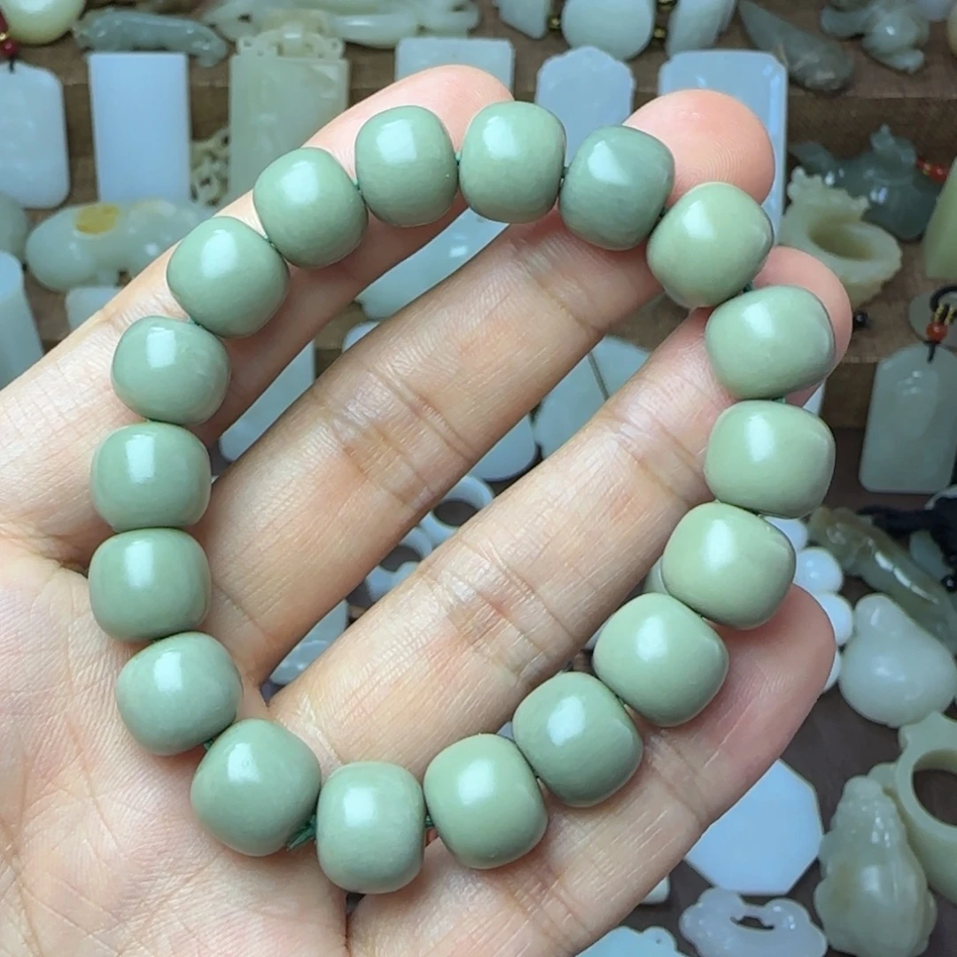 和田玉未镶嵌挂件沙枣青卡12丝绢结构