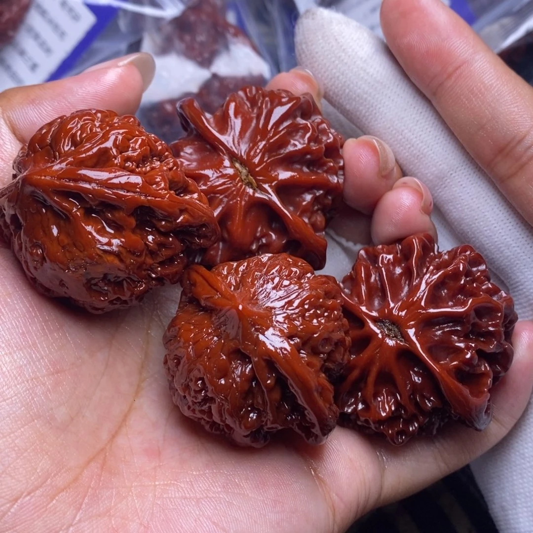 文玩核桃把件两队瑕疵
