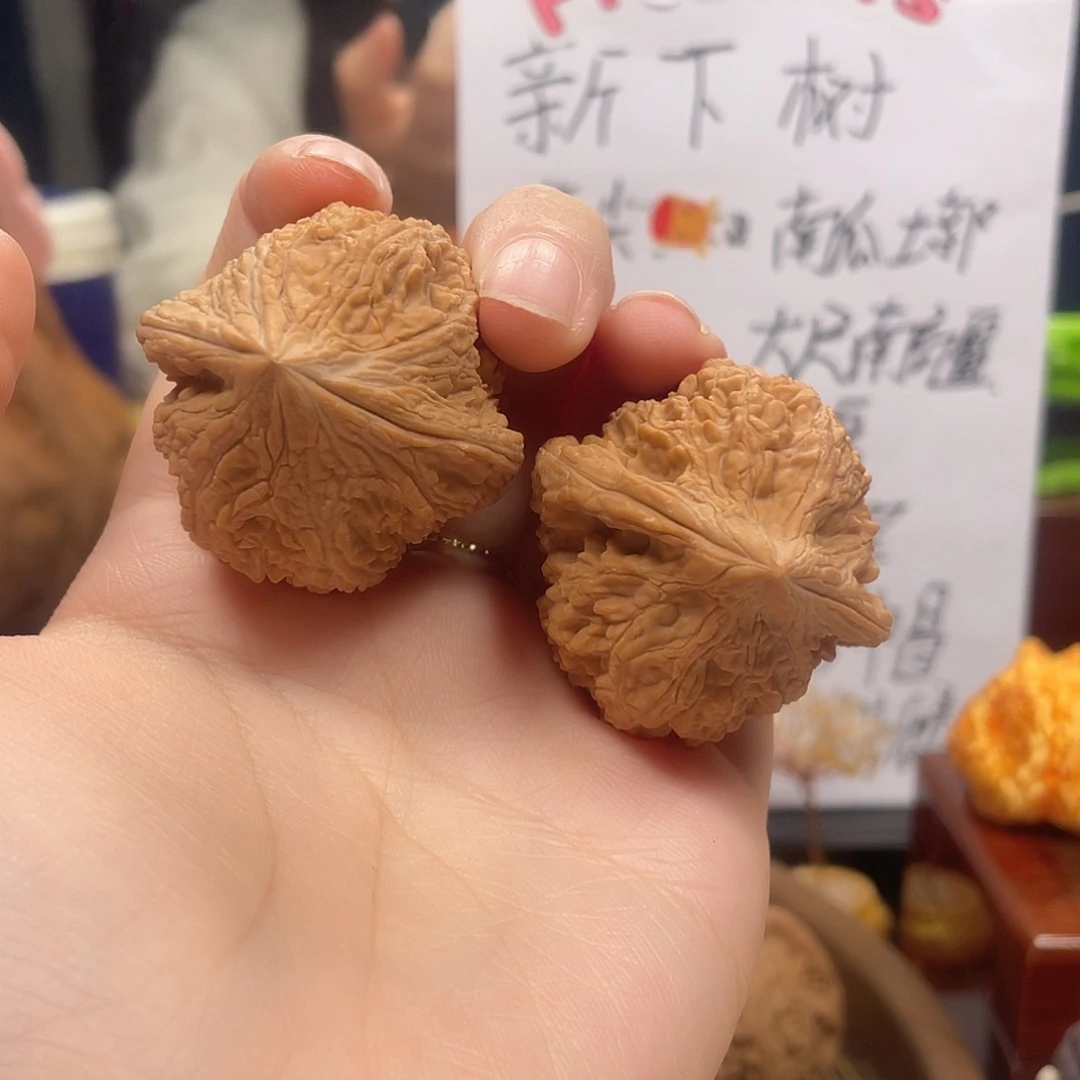 吴***欢桃核吊坠全品大沽石