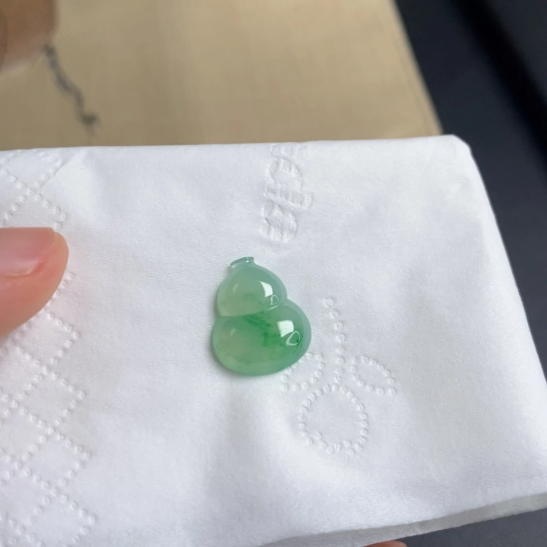 翡翠未镶嵌颈饰葫芦
