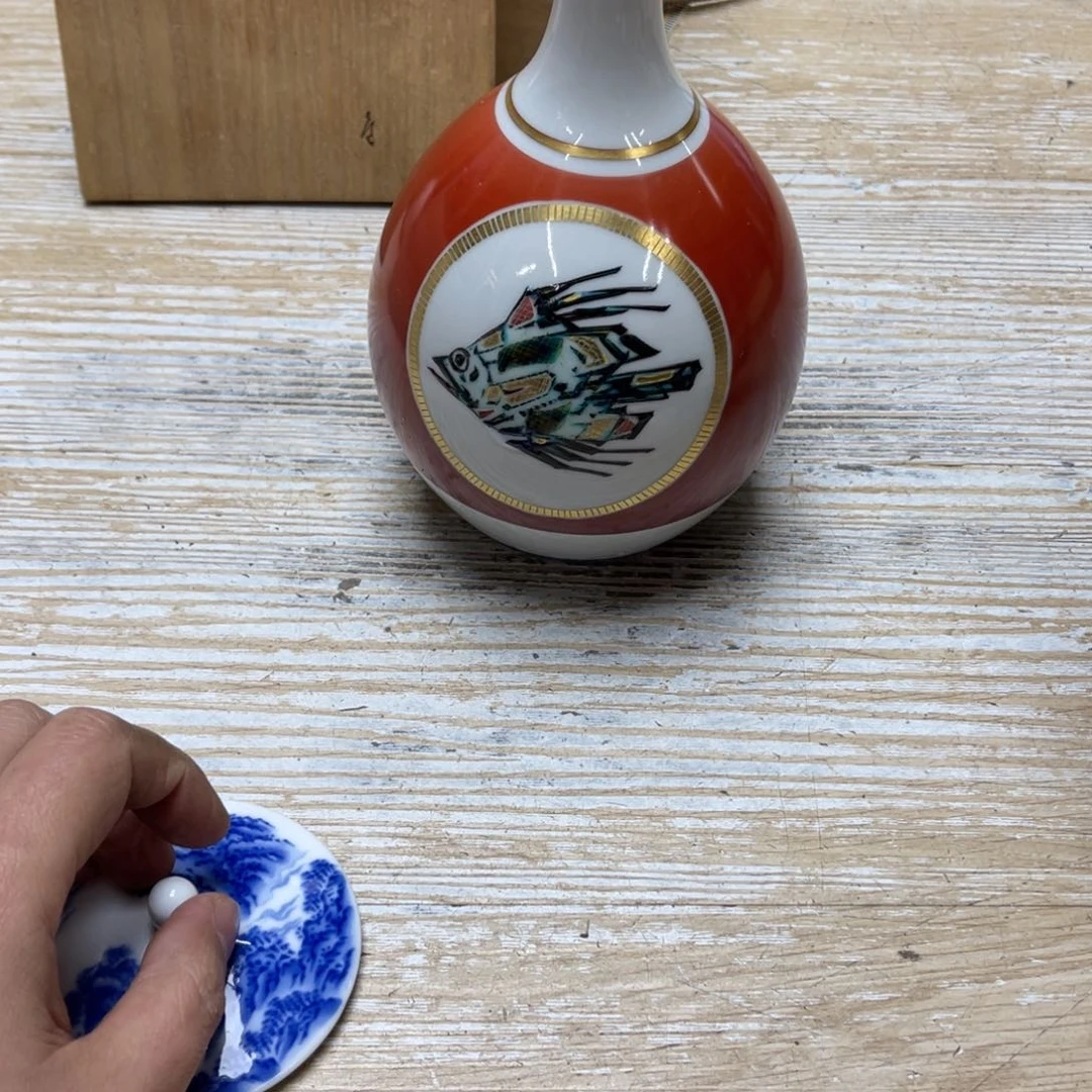 瓷片料****厨密密麻麻地排列着一个