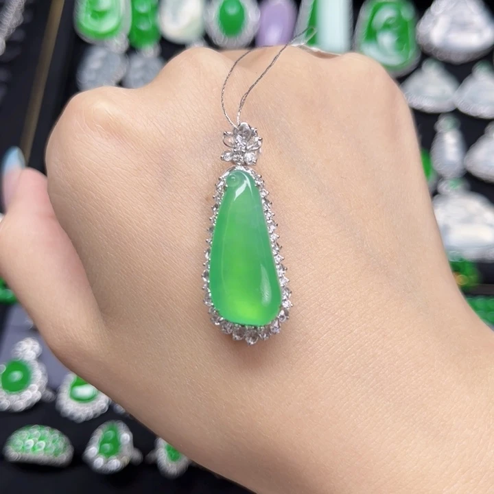 翡翠18K金镶嵌颈饰木纳甜绿冰种叶子