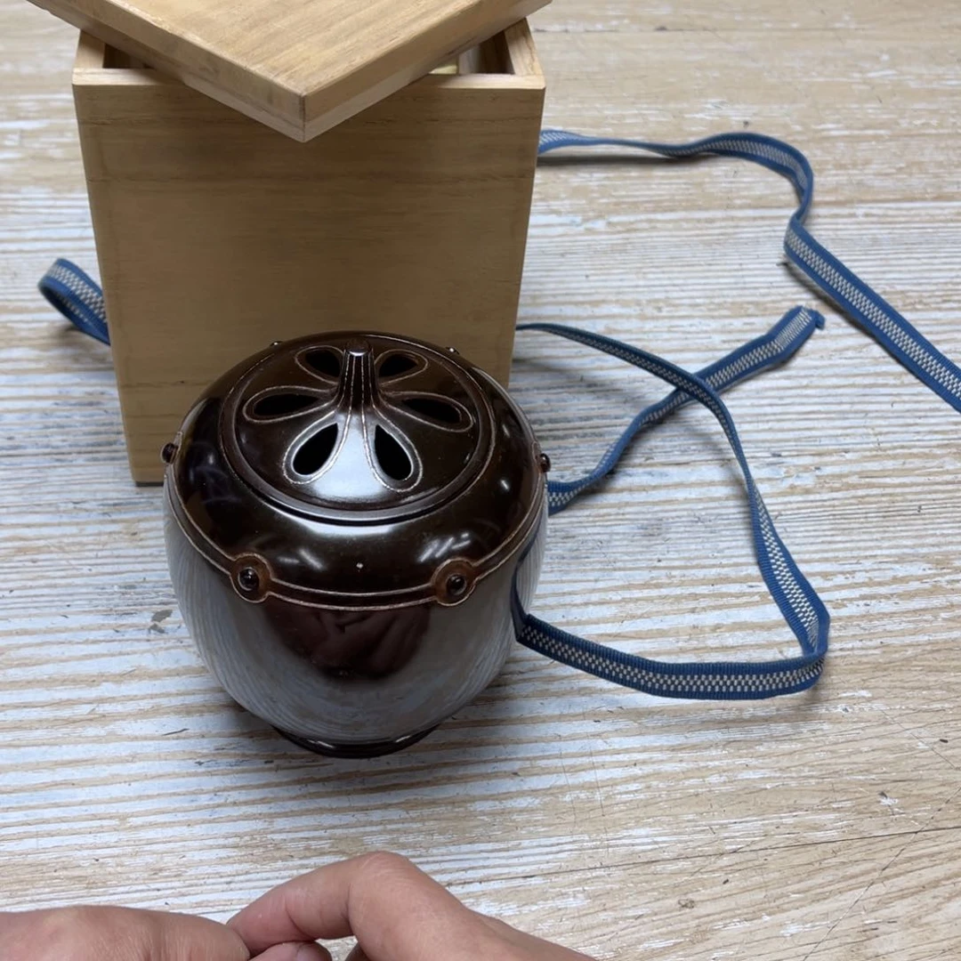 瓷片密密麻麻地排列着