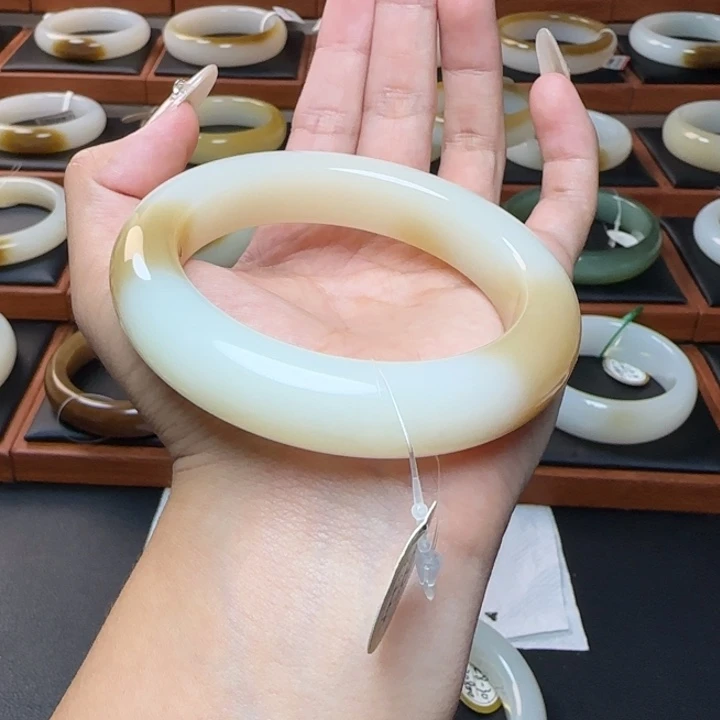 未镶嵌手镯和田玉奶茶色厚装俏糖60.3