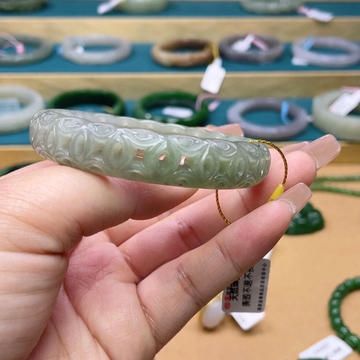 和田玉手镯60圈口。编号36未镶嵌