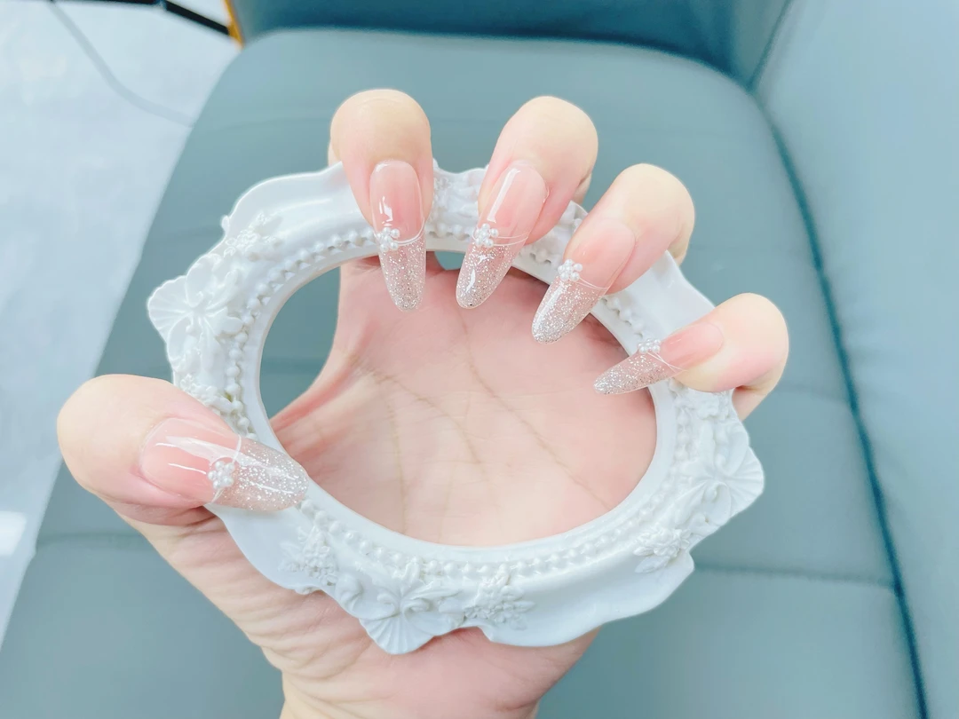 轻奢珍珠星河纯手工穿戴甲高级纯欲猫眼气质显白爆闪贴片美甲裸粉