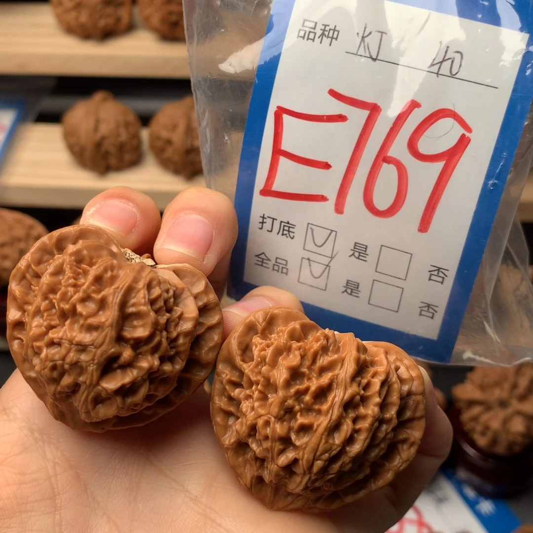 文玩核桃把件769号 宫灯