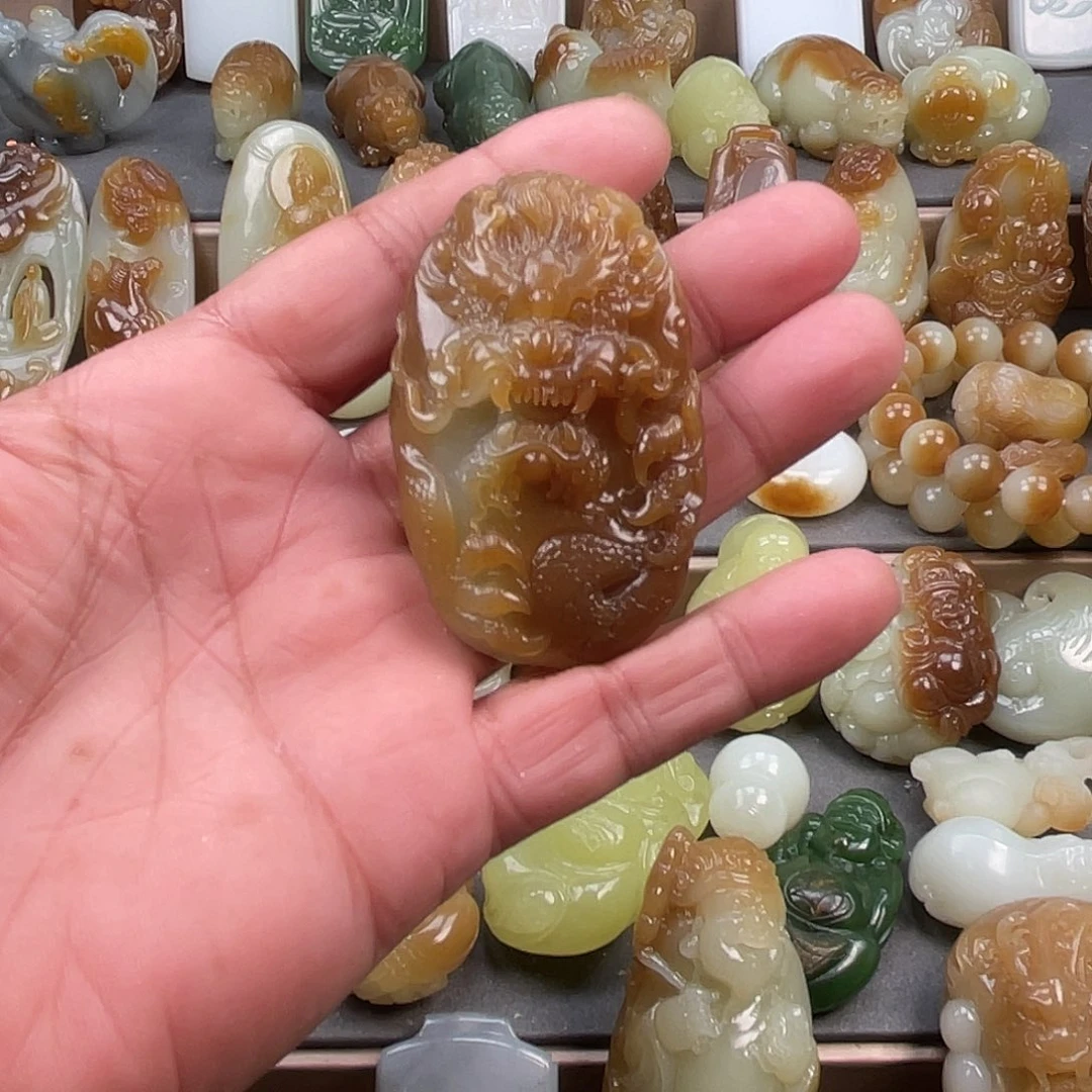 自***运和田玉未镶嵌颈饰