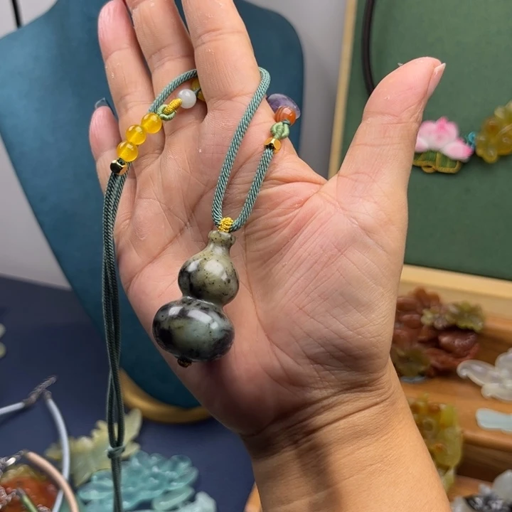 正***念蛇纹石玉合金吊坠