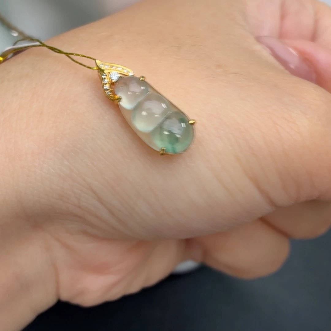 翡翠18K金镶嵌颈饰