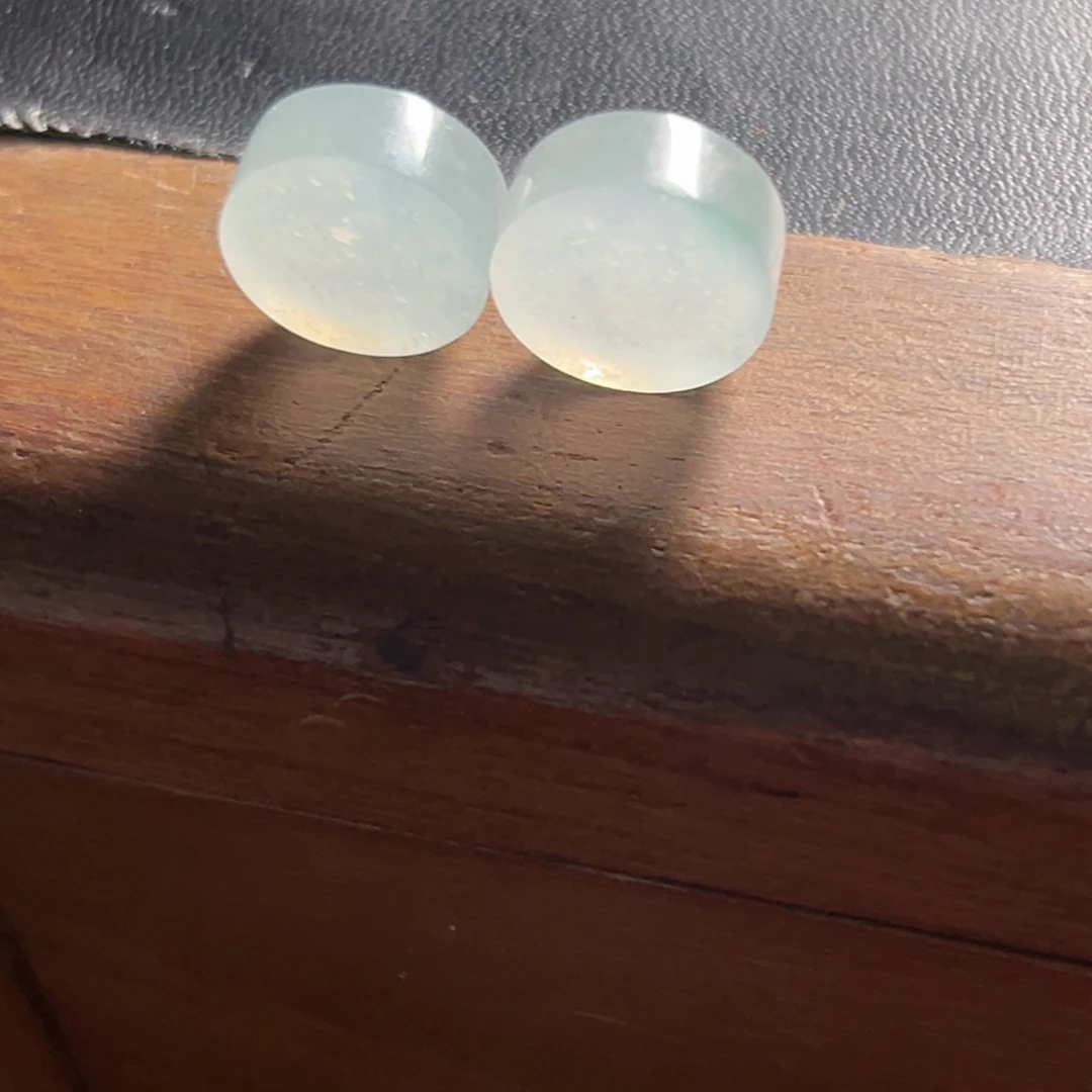 定制翡翠未镶嵌两颗冰种雪花棉金丝绿一点