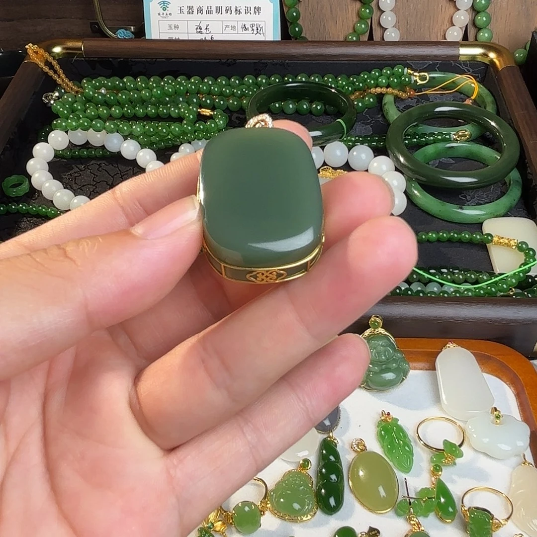 颈饰18K金镶嵌和田玉