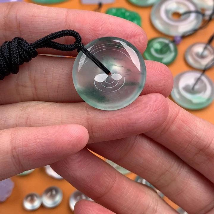 翡翠挂件未镶嵌…..