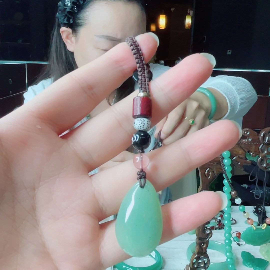 颈饰未镶嵌石英岩玉