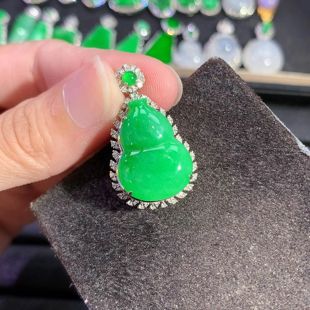 翡翠18K金镶嵌吊坠(赠链)