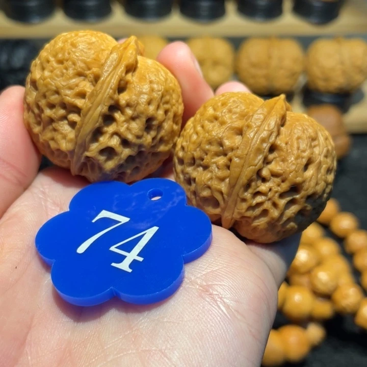 烈焰红唇核桃37。