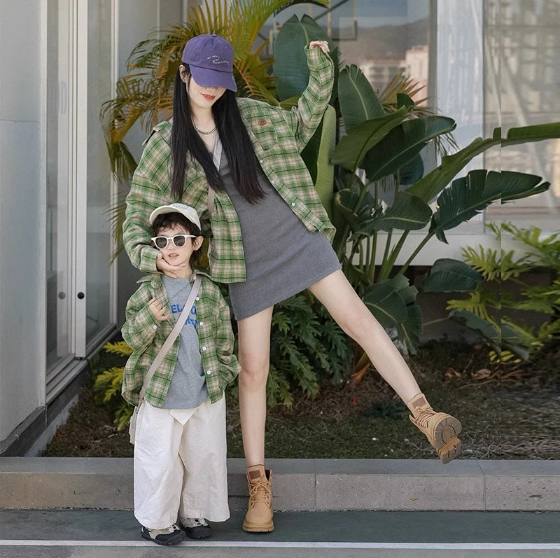 亲子装炸街2025新款春秋款母子母女装一家三四口韩版格子衬衫外套