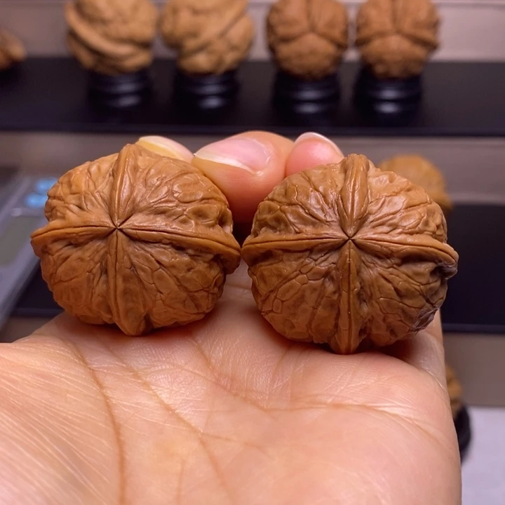 文玩核桃把件金龙抱玺四楞11