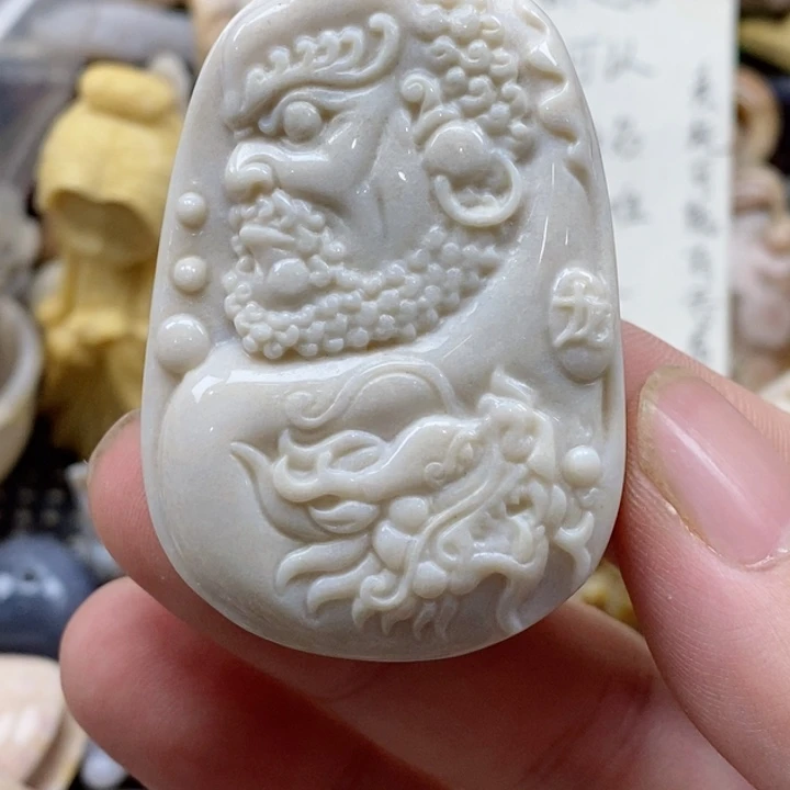 颈饰未镶嵌硅化珊瑚（珊瑚玉）